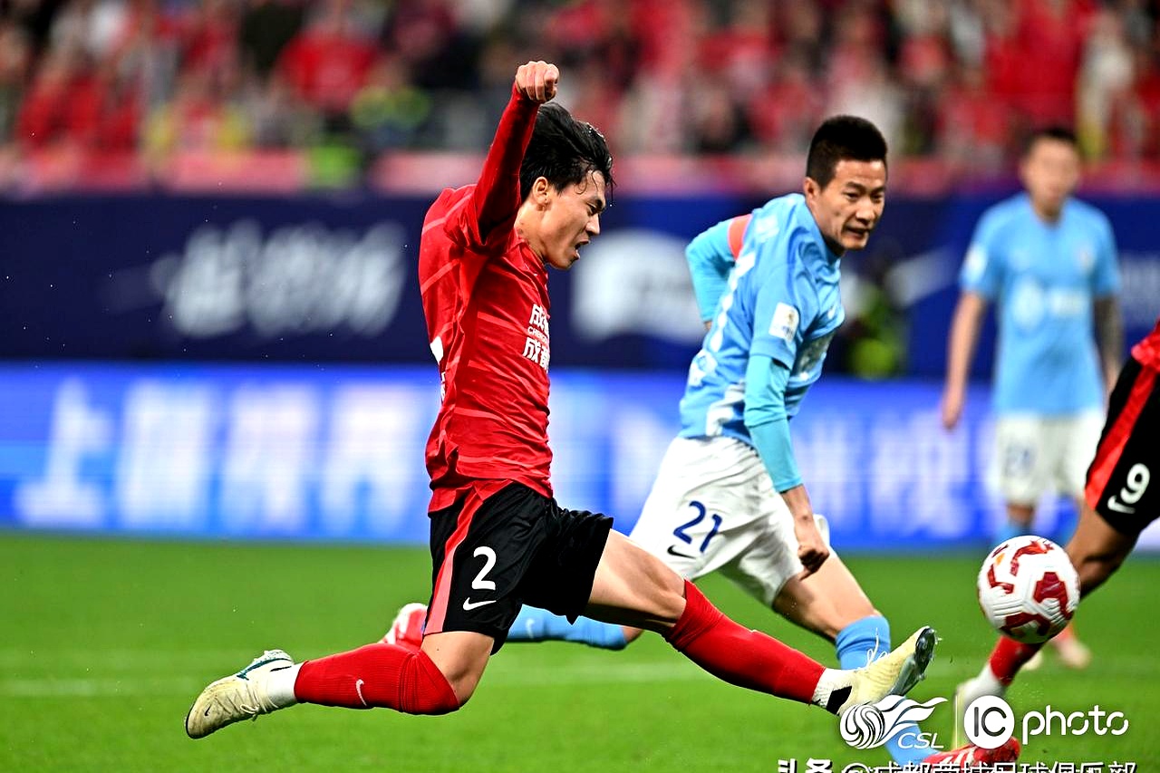 比赛结束后球员与教练庆祝胜利