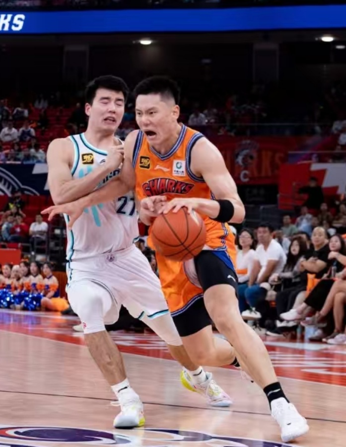 三亿体育体育教练-上海男篮遭遇连败，主教练面临挑战