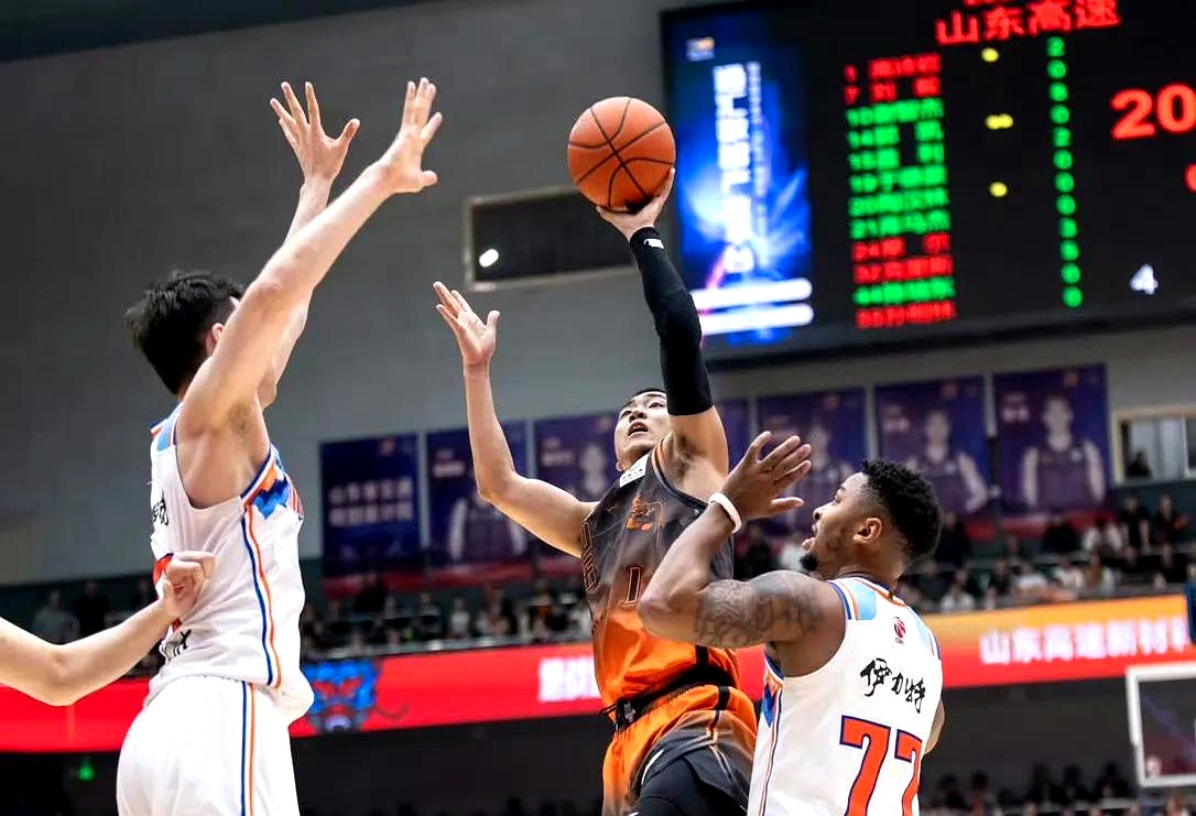 山东男篮实现大逆转,惊险击败对手 山东男篮实现大逆转,惊险击败对手
