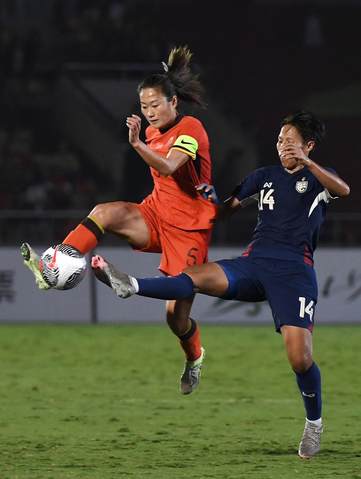 包含精彩比赛缔造传奇,中国女足成为最亮眼明星的词条 包含精彩比赛缔造传奇,中国女足成为最亮眼明星的词条