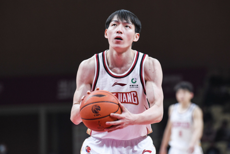 吴前在比赛中展现出色防守力度 吴前在比赛中展现出色防守力度