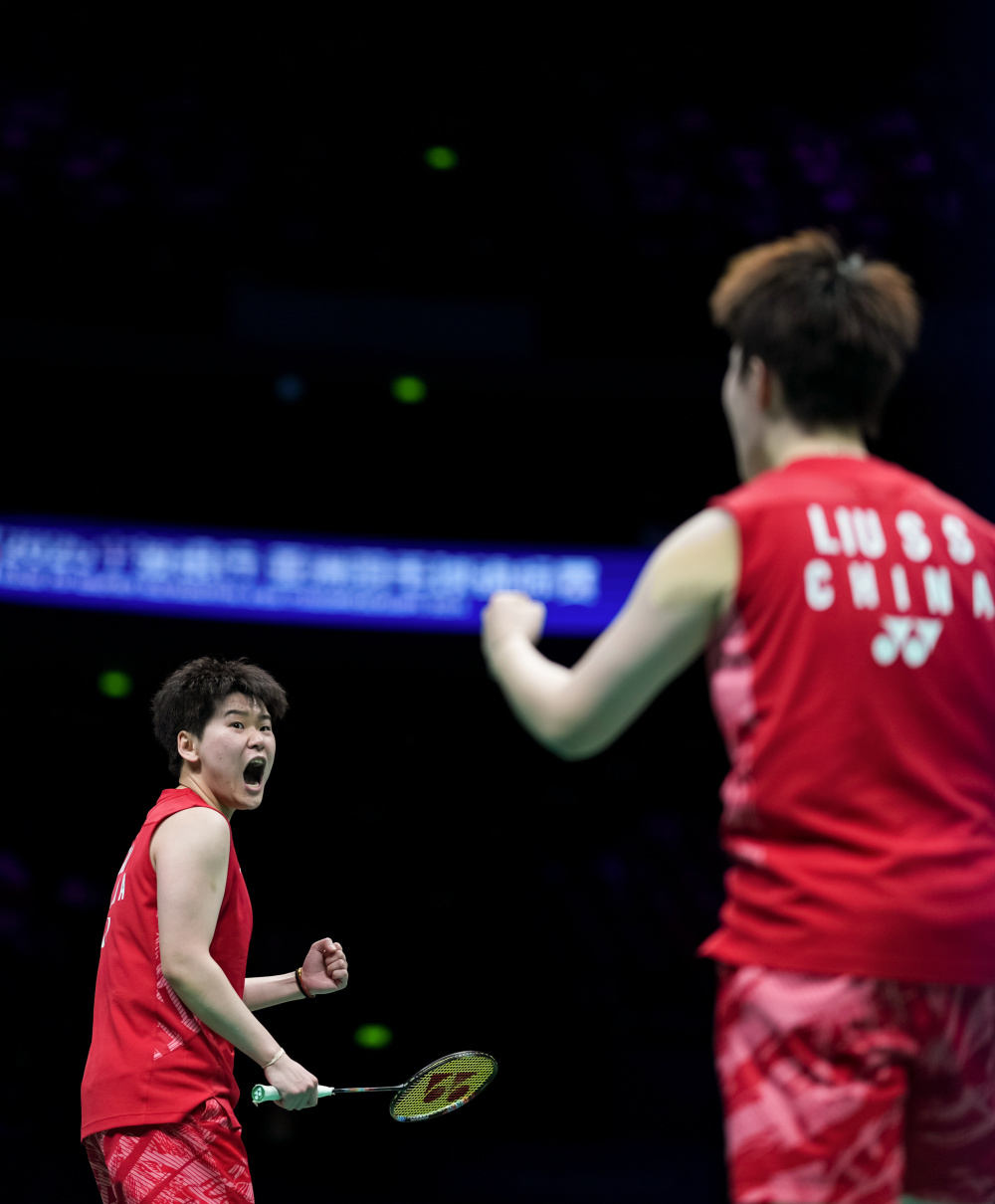 羽毛球比赛中中国选手击败对手夺牌 羽毛球比赛中中国选手击败对手夺牌