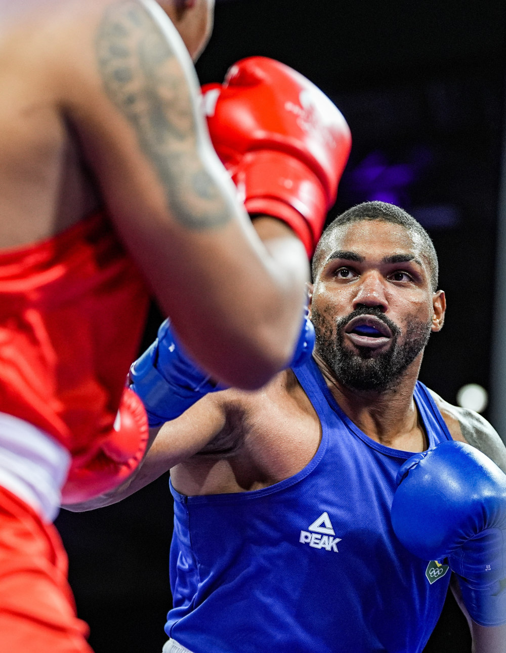 俄罗斯男子拳击选手力克对手,成功晋级半决 俄罗斯男子拳击选手力克对手,成功晋级半决