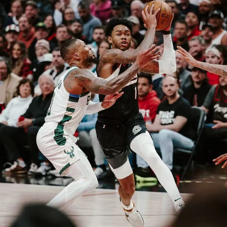 三亿体育体育平台-雄鹿客场勇擒火箭，字母哥分表现出类拔萃