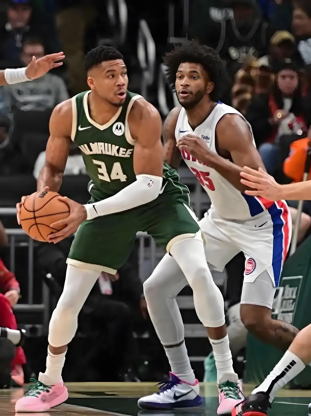 雄鹿客场勇擒火箭，字母哥分表现出类拔萃