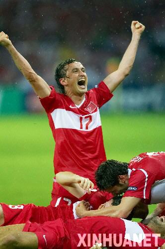 三亿体育体育app下载地址-土耳其队惊险逆转捷克晋级半决赛