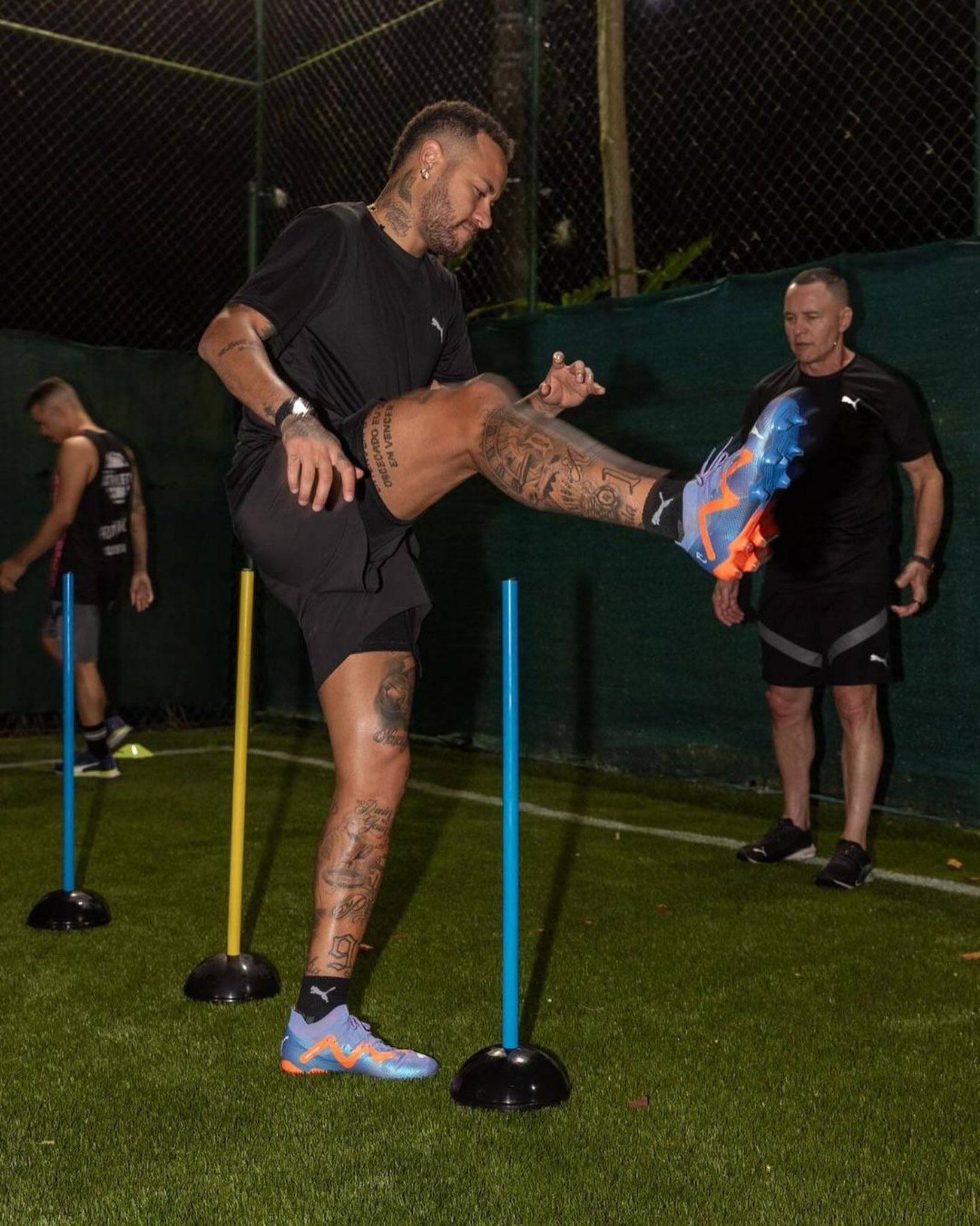 三亿体育体育娱乐-包含足球比赛中球员个人表现备受瞩目，网友点赞不绝的词条