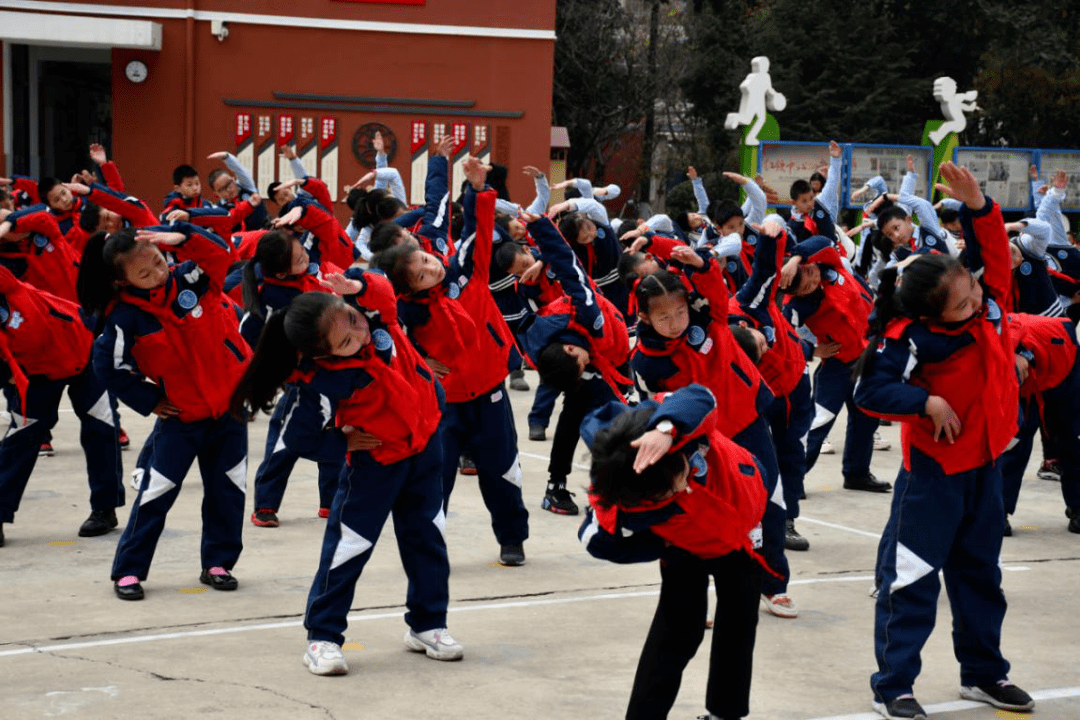 东方球队奋勇拼搏，誓死捍卫的简单介绍