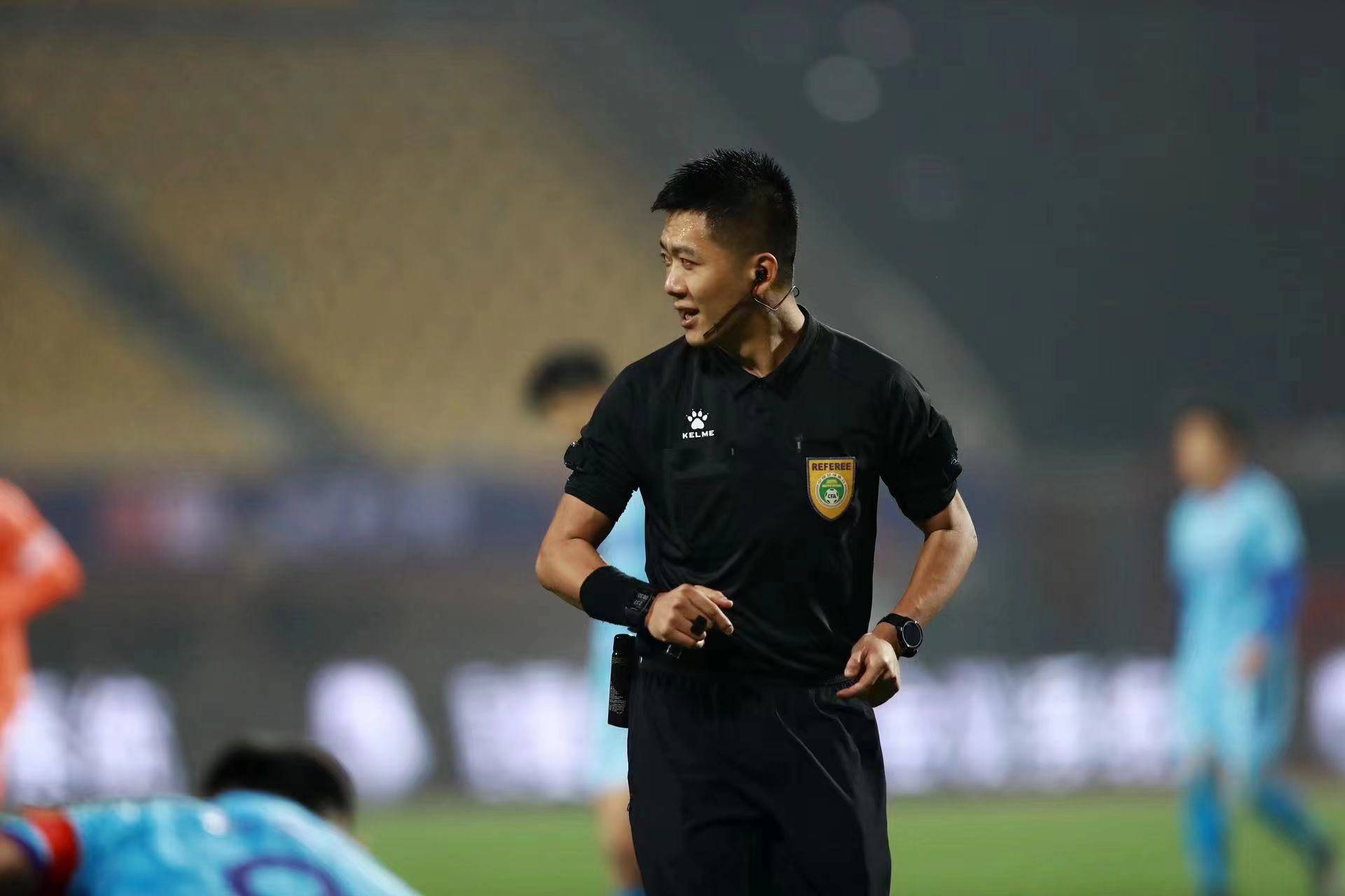 全国执法裁判对一场激烈足球比赛进行评价